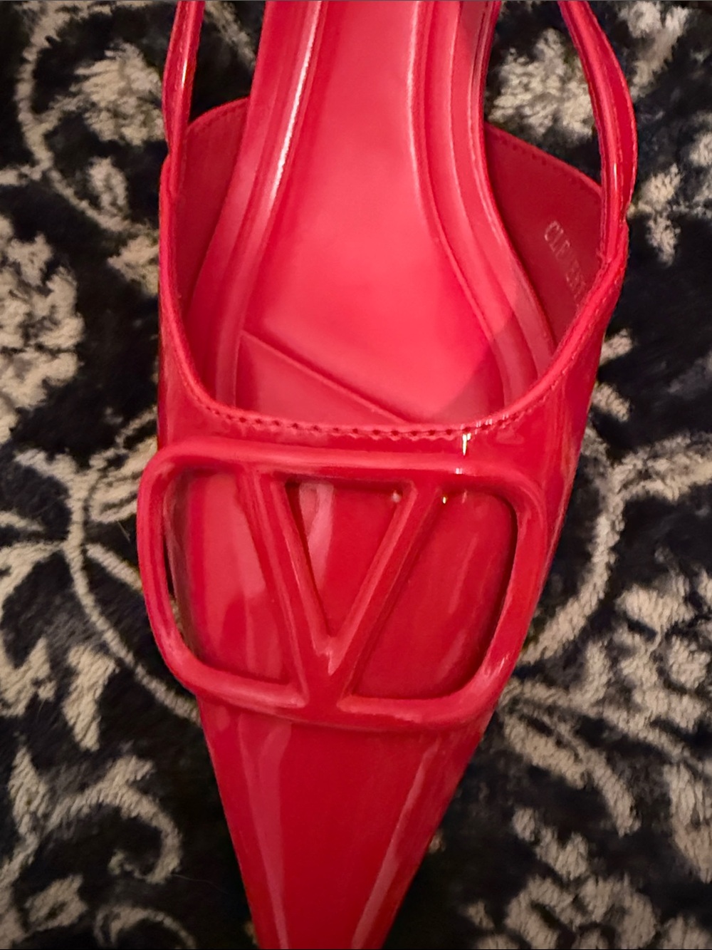 Very V Vogue Red Patent Slingback Pointed-Toe Kitten Heels - Picture 2 of 4